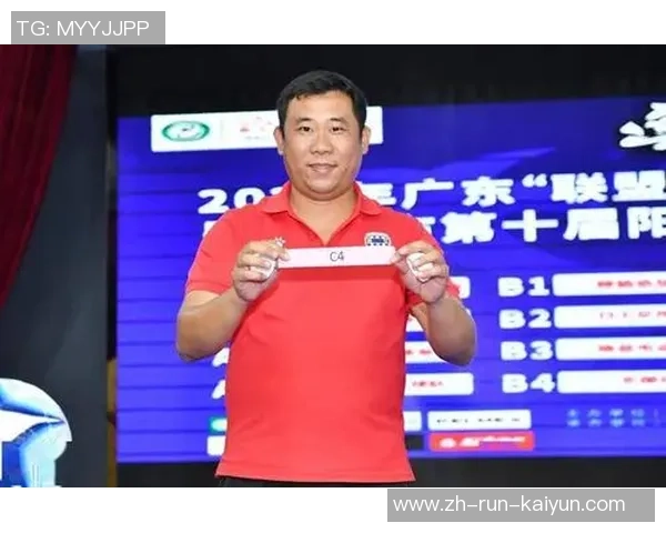 足球杨曼：从青涩少年到绿茵场上的传奇之路与梦想追逐